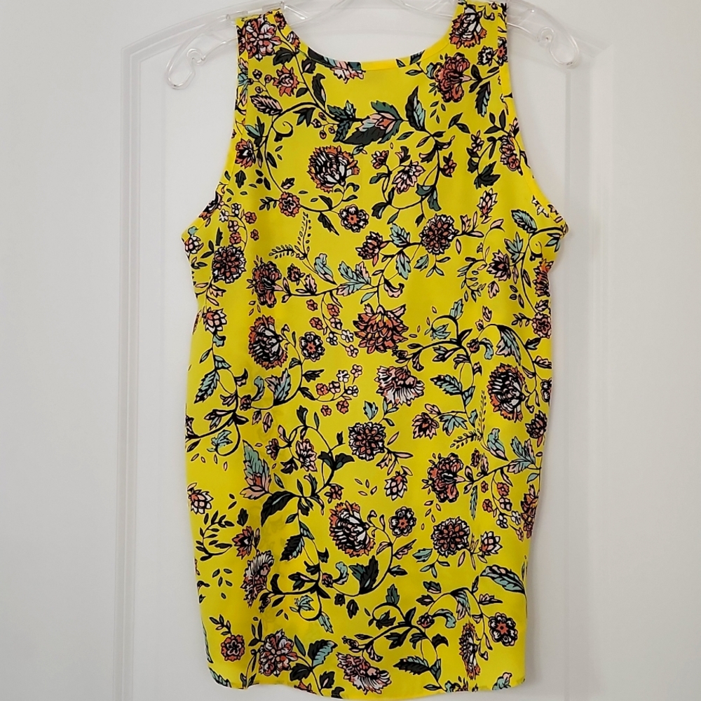 Pretty bright yellow floral top in great condition! - Picture 5 of 6